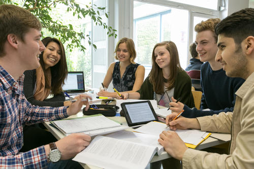 Studierende in einer Arbeitsgruppe